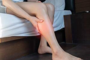 لخته شدن خون در پاها نشانه چیست؟ + بررسی علل و روش درمان